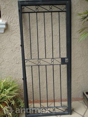 IRON - MIKE en PUERTO VALLARTA. Teléfono y más info.